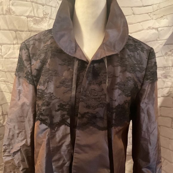 “TRISTAN& ISEUT” IRIDESCENT SATINY MAUVE LACE OVER LAY  SHORT OPEN JACKET. - Picture 2 of 16